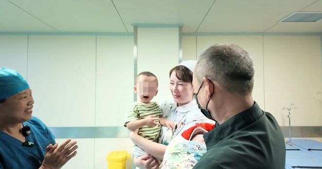 痛失独子后，她58岁生儿、60岁又得一女：只愿孩子不再孤单
