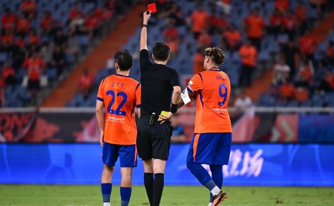 少一人应战泰山1-1战平新鹏城稳坐第五 克雷桑开场18秒闪电破门却领红牌 戴伟浚终结两年进球荒