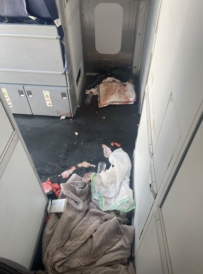 迪拜航空机长谈惊魂时刻：倒下前拼力开门，否则全员丧命