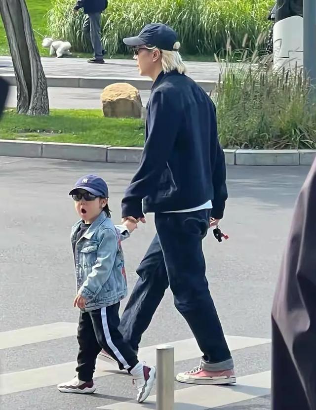 偶遇戚薇一家阿那亚度假，李承铉牵儿沙滩玩，路人实拍引热议