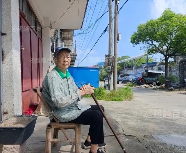 百岁老人长寿日常曝光：日睡超18小时，顿顿吃肉还爱喝冰糖水