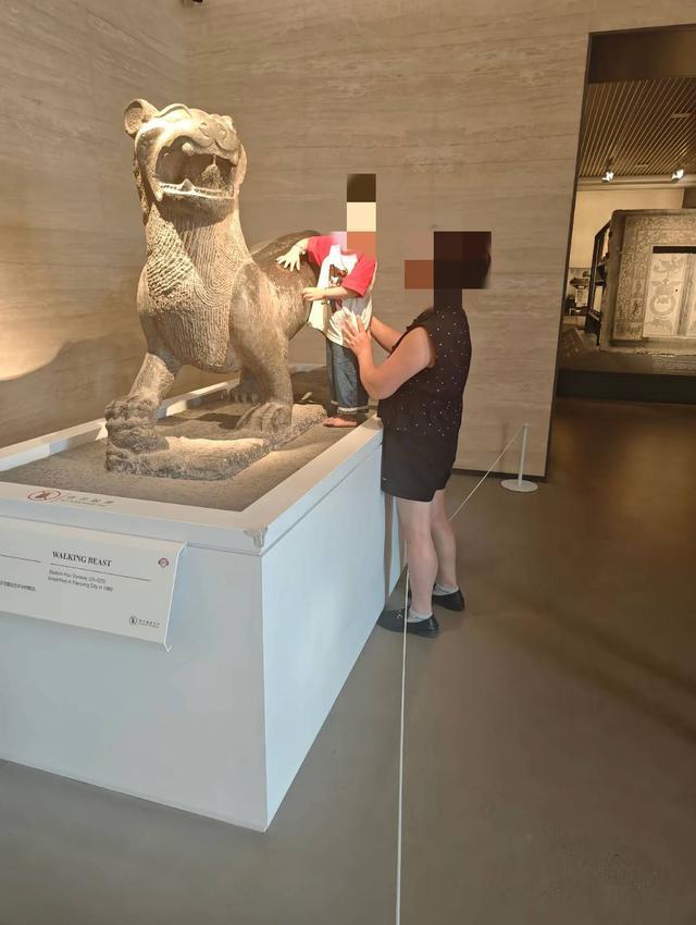 男童赤脚登上展台触碰东汉石走兽引热议，博物馆作出回应