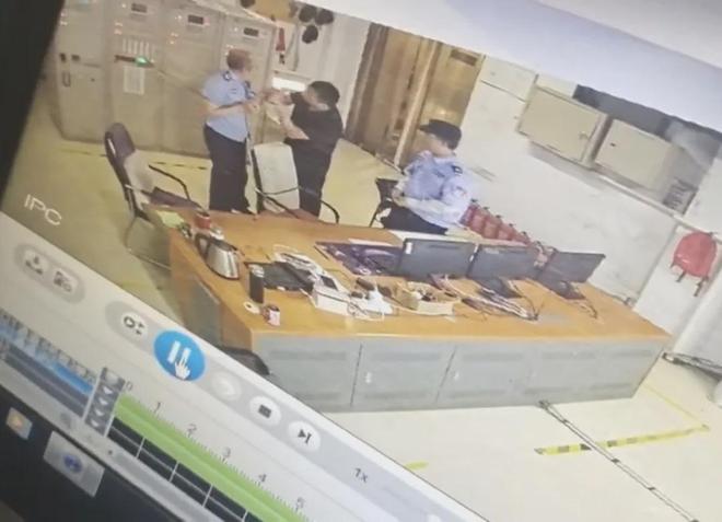 56岁保安被业主推倒后经21天抢救无效身亡，其子公开回应