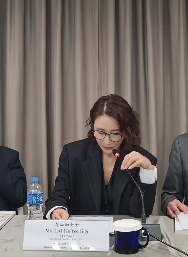 童年女神坐上市司主席台！黎姿主持股东大会，月薪？不，她是老板