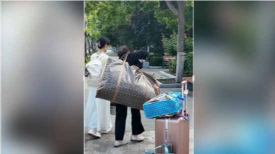 患癌母亲肩扛50斤行李送女入学，因无力购买电脑愧疚落泪