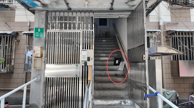 上海某老小区居民忍无可忍：快递塞满楼道，饮料竟被拆封顺走一瓶