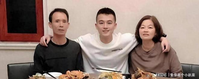 原来他就是欧豪爸爸，难怪儿子能如此优秀帅气