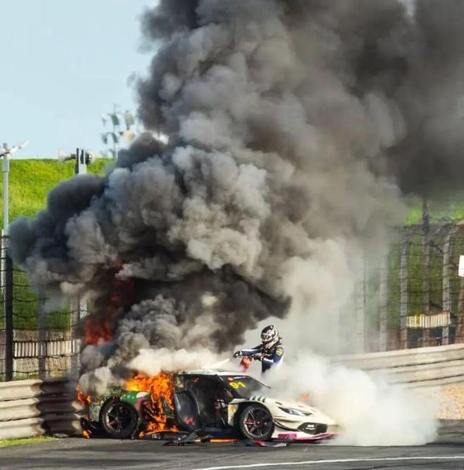 赛车爆燃！车手弃赛徒手拽出被困同伴 现场视频曝光