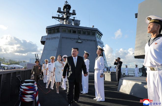 金正恩亲临"姜健"号驱逐舰入列仪式 该舰正式编入朝鲜海军