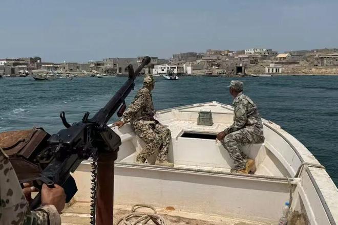 媒体称胡塞武装"掌控"红海，多维度影响逐渐显现