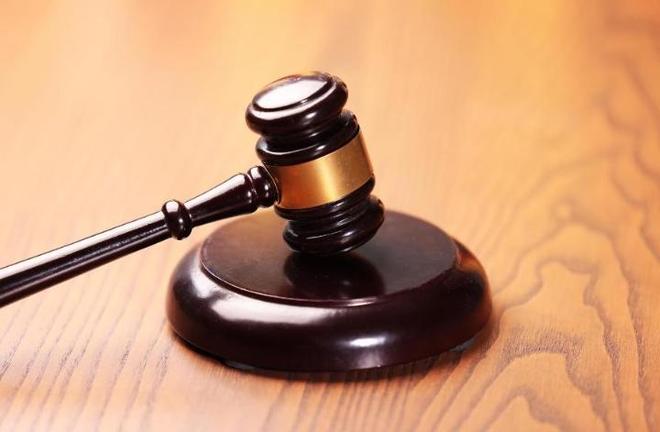前女友亲友殴打男子，其反抗时被压制致死，被告被判有期徒刑八年