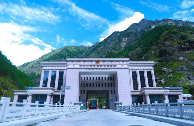 吉隆失联者被困巨石淤泥之下 部分出土石块重逾一吨
