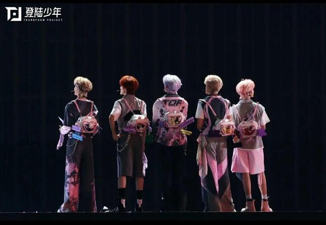 5万投诉后26天，"TFBOYS之父"仍杳无踪迹