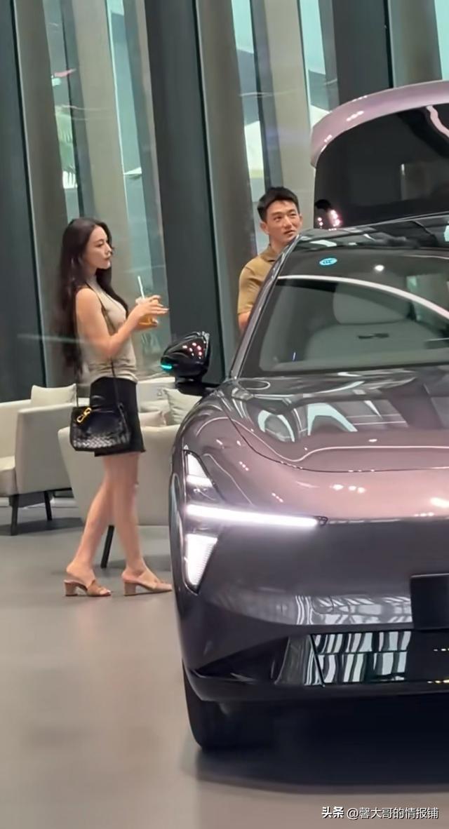 张馨予被拍到陪同丈夫一起看车，两人夫妻相愈发明显