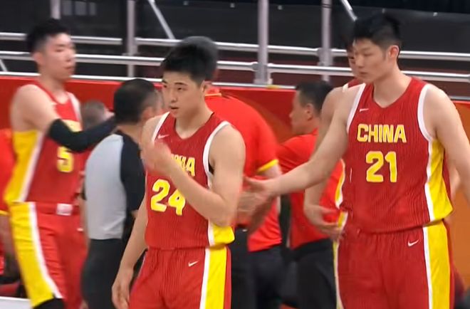 中国男篮大比分不敌日本引发热议，苏群犀利点评直击问题要害