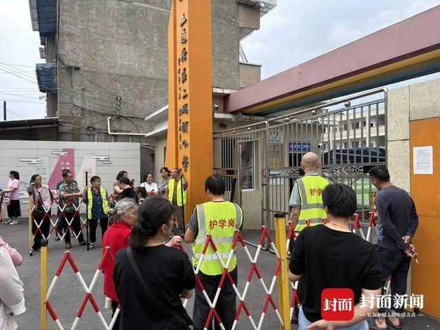 四川一学校让家长在校外站岗:有老人代岗 最大的67岁
