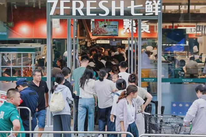 宿迁首店排队几百米，京东七鲜爆火：霸王蟹定养十万只，24小时鲜成刚需
