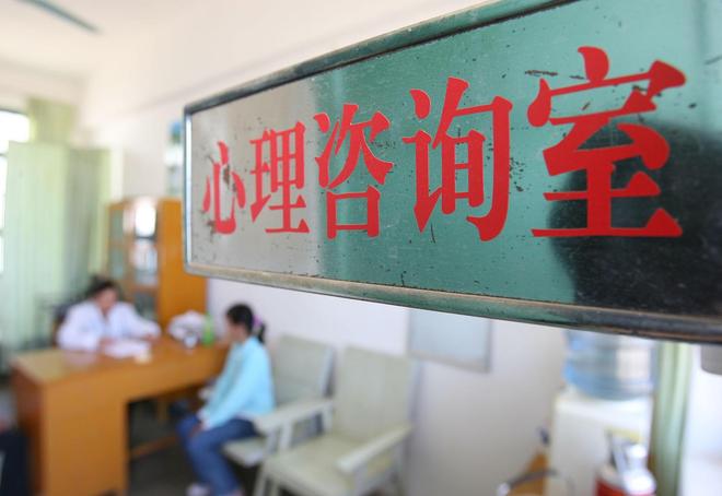 未签"免责协议"能否成为拒收依据？患抑郁初中生返校受阻引发争议